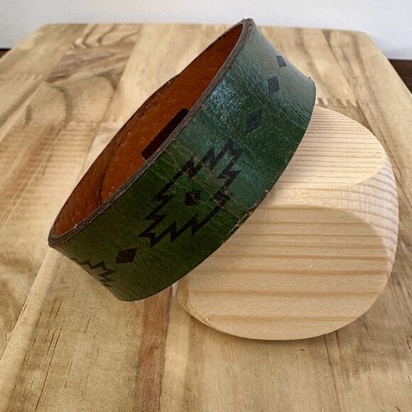 Leather bracelet w/ Aztec design - Picture 1 of 4